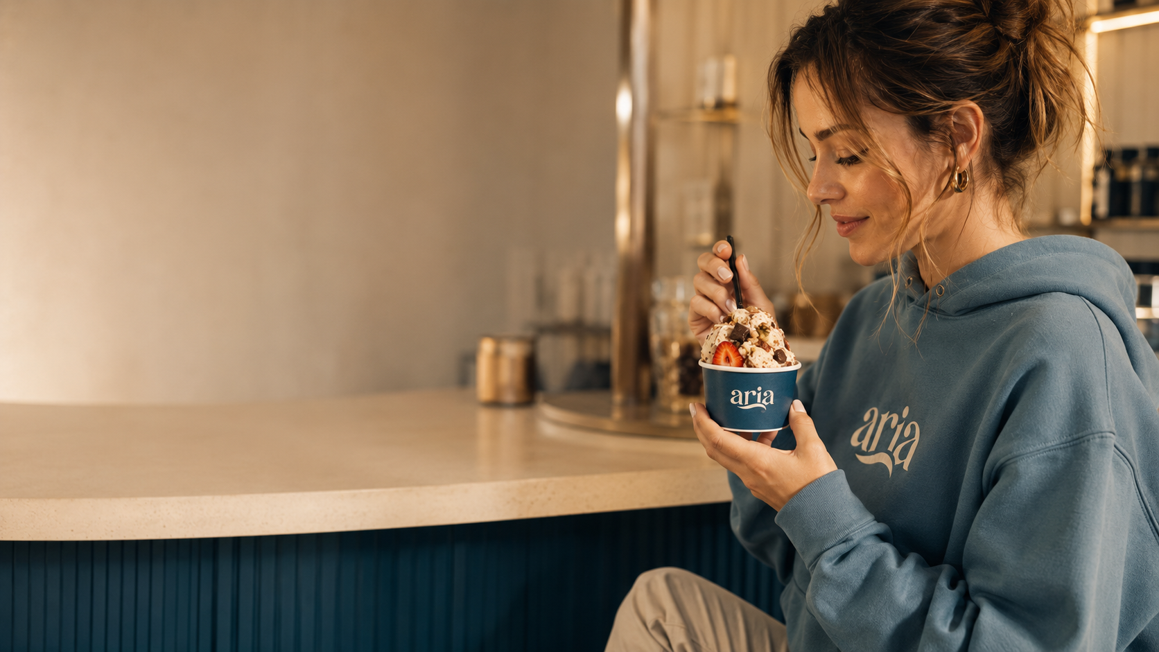 Mujer disfrutando una copa de gelato ARIA personalizado