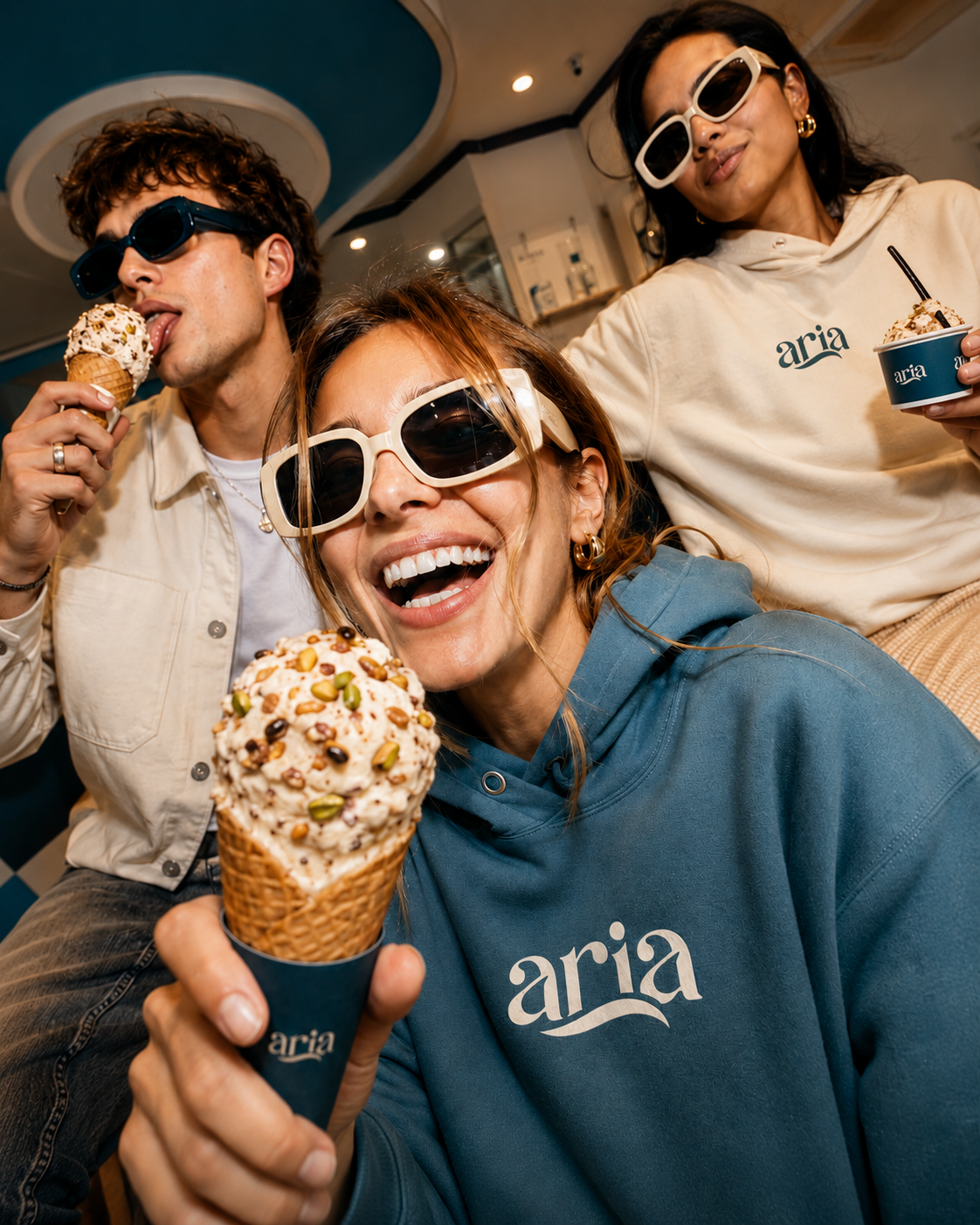 Tres personas disfrutando gelato ARIA en el atelier